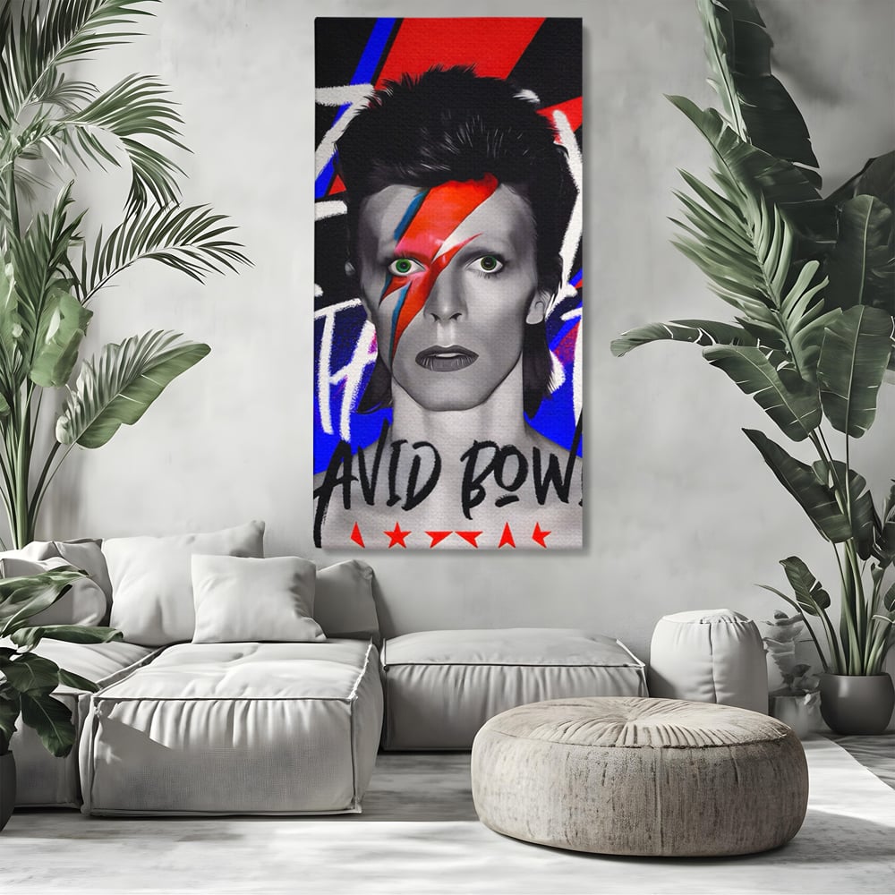 Tablou canvas cu tablou canvas cu portretul lui david bowie, fara rama, pe sasiu de lemn, pe perete intr-un living